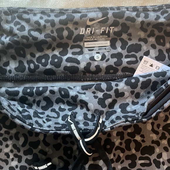 Nike capri leggings, size small - Picture 2 of 5